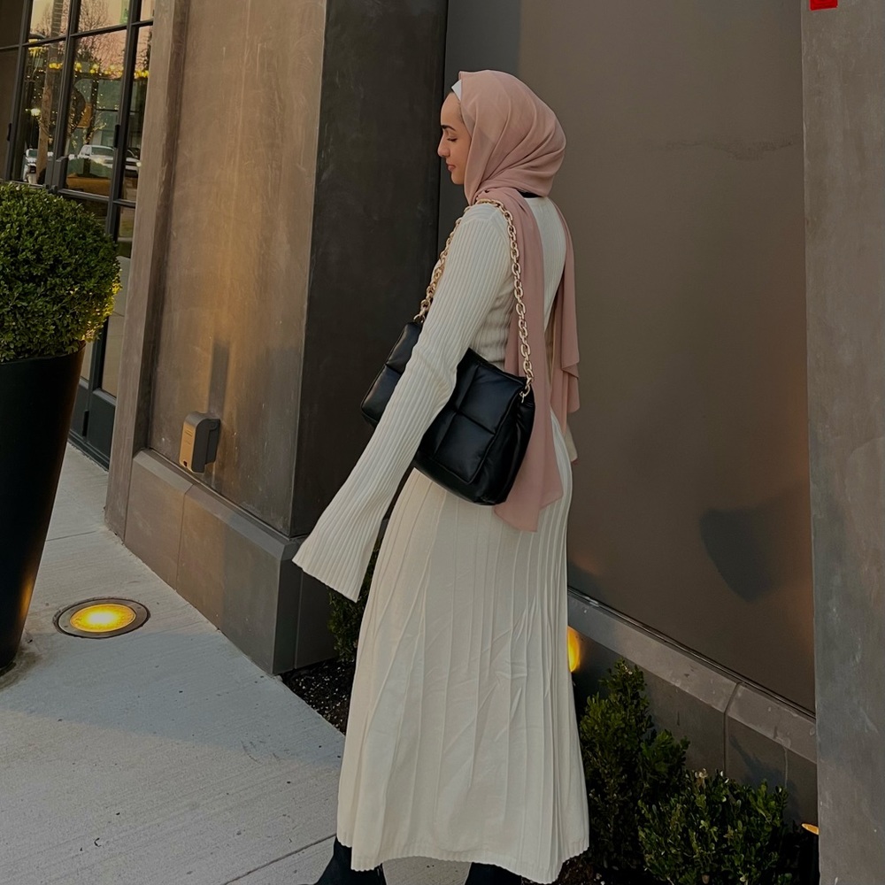 Perfect for winter! Only worn once! Love the sleeves so flowy and elegant!!